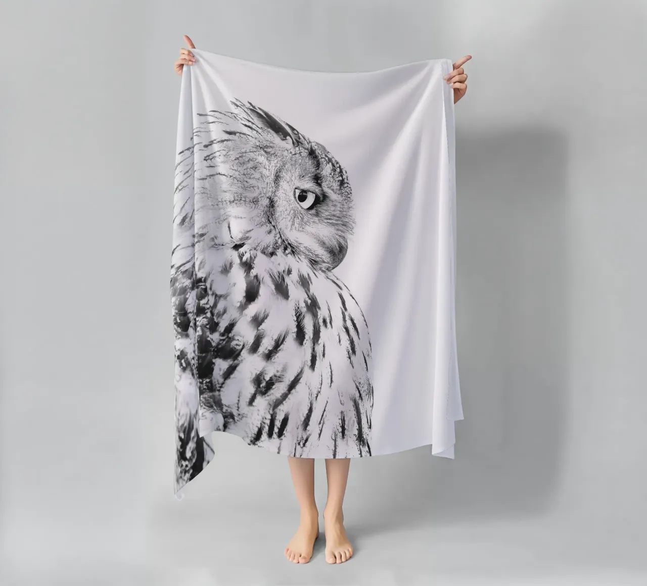 Elegante ritratto di gufo in bianco e nero telo mare da Whole©