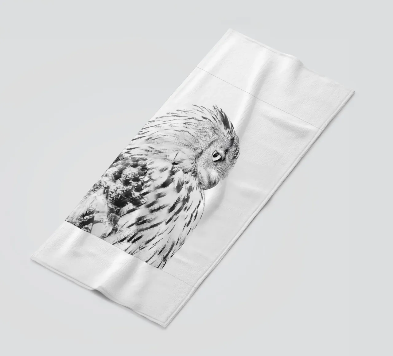 Elegante ritratto di gufo in bianco e nero telo mare da Whole©