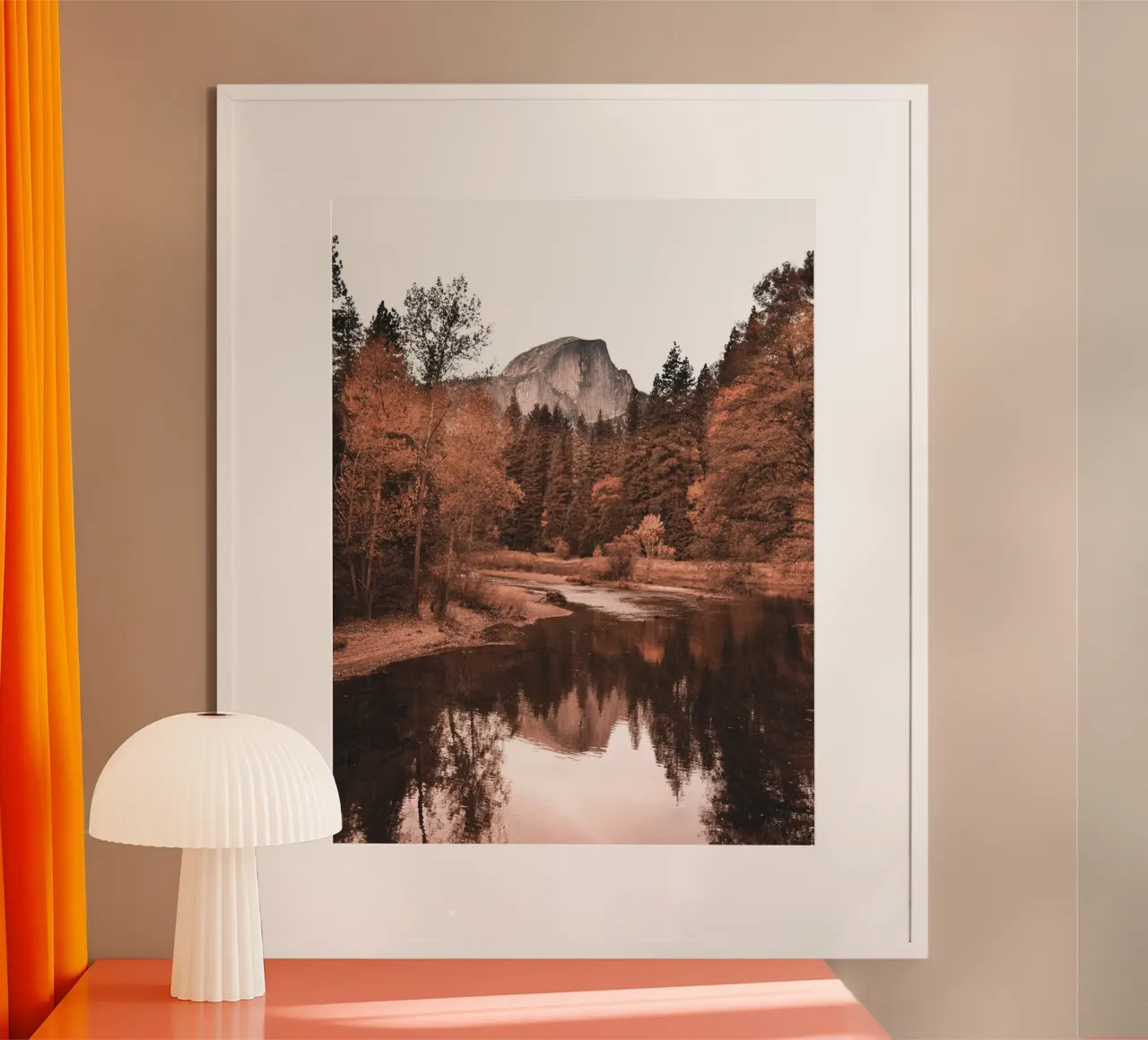 Paesaggio montano autunnale in stile vintage poster con telaio in legno da Whole©