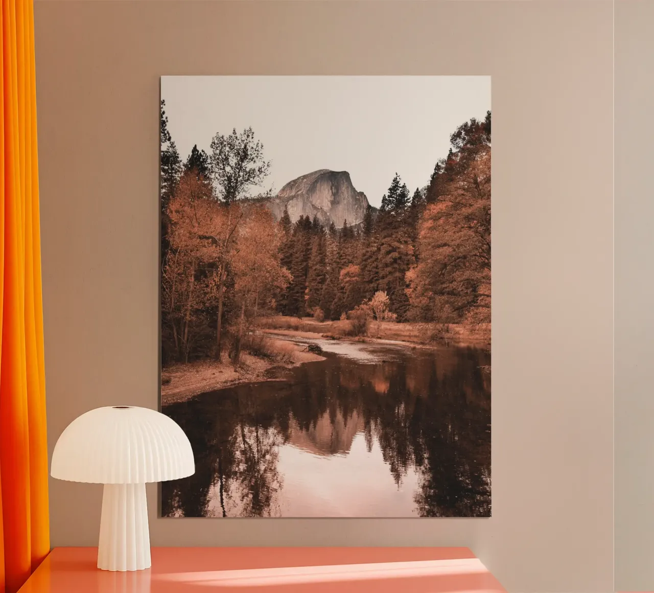 Paesaggio montano autunnale in stile vintage poster con telaio in legno da Whole©