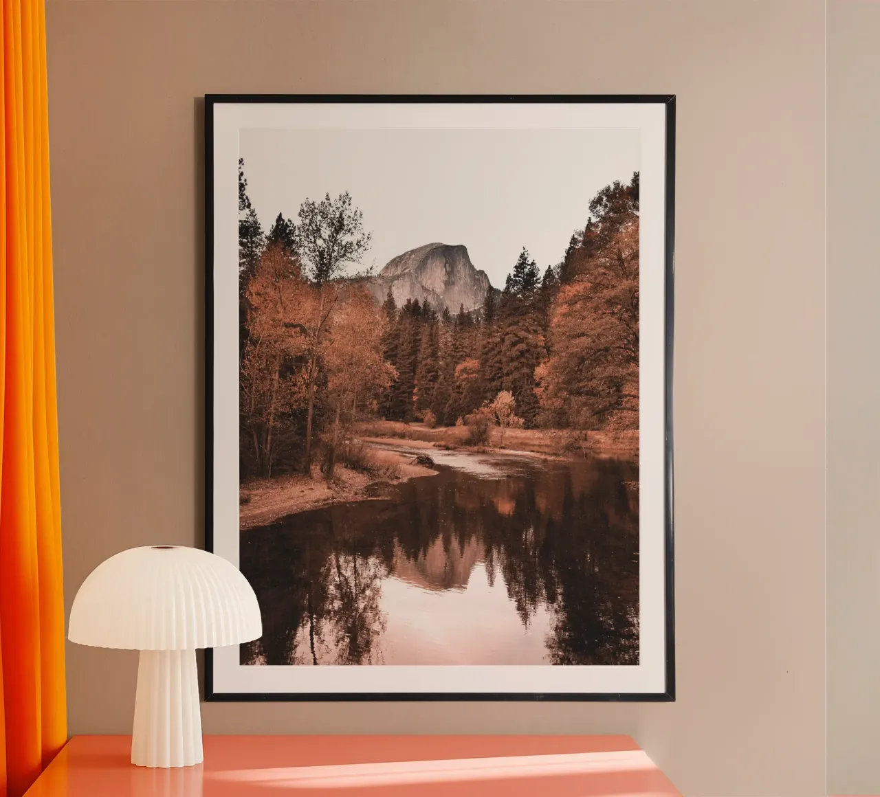 Paesaggio montano autunnale in stile vintage poster con telaio in legno da Whole©