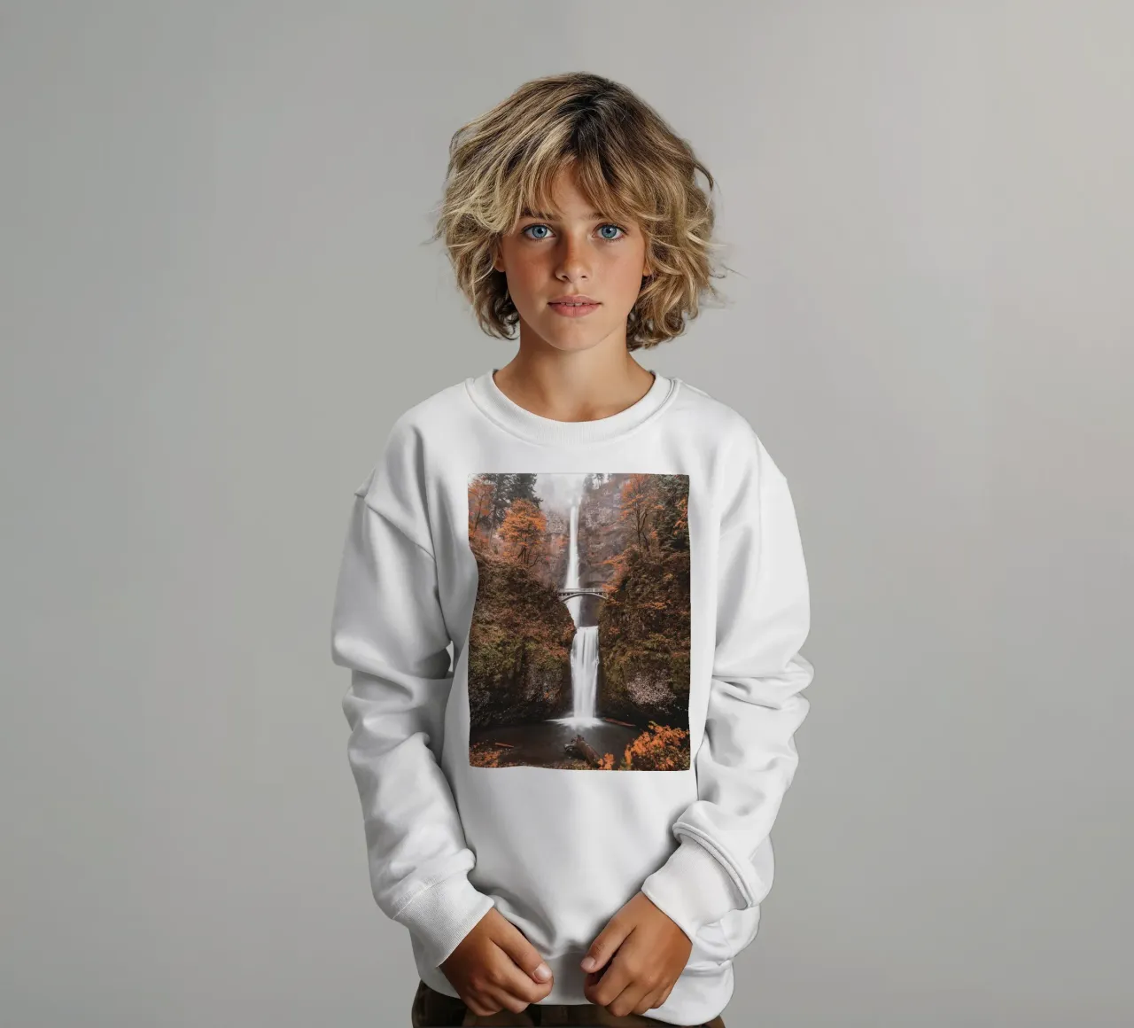Herfstige waterval met brug in vintage stijl kinder sweatshirt van Whole©