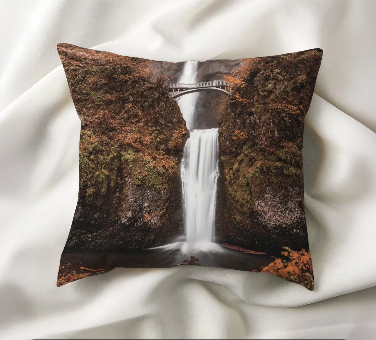Cascata autunnale con ponte in stile vintage cuscino da Whole©