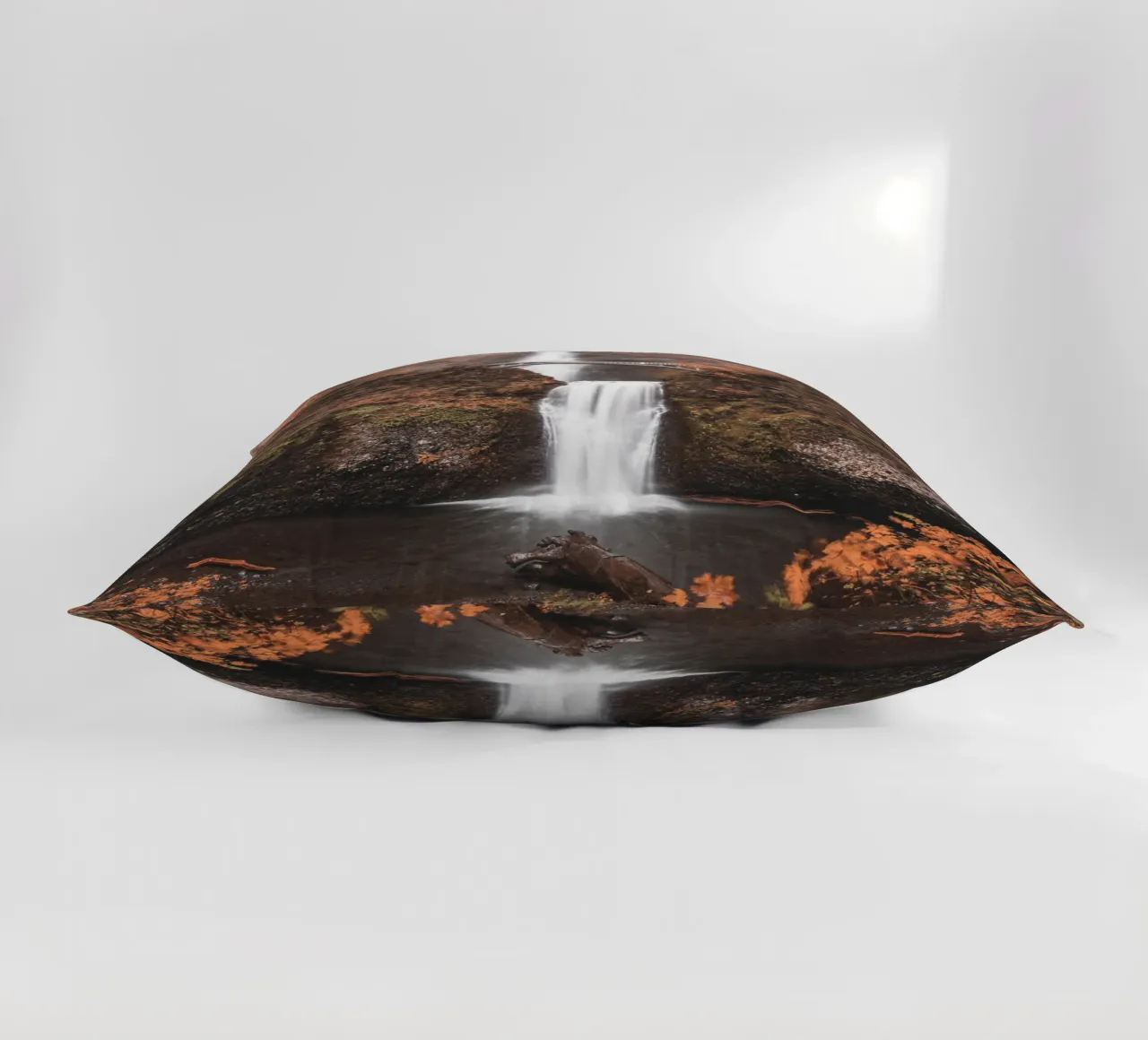 Cascata autunnale con ponte in stile vintage cuscino da Whole©