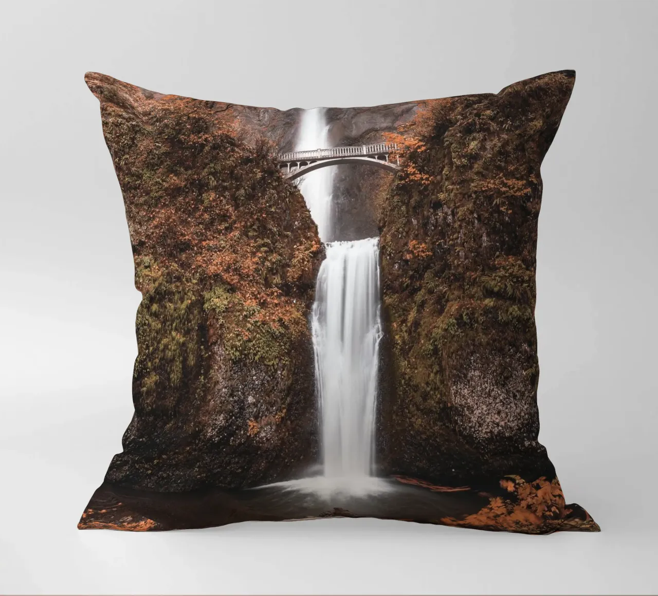 Cascata autunnale con ponte in stile vintage cuscino da Whole©