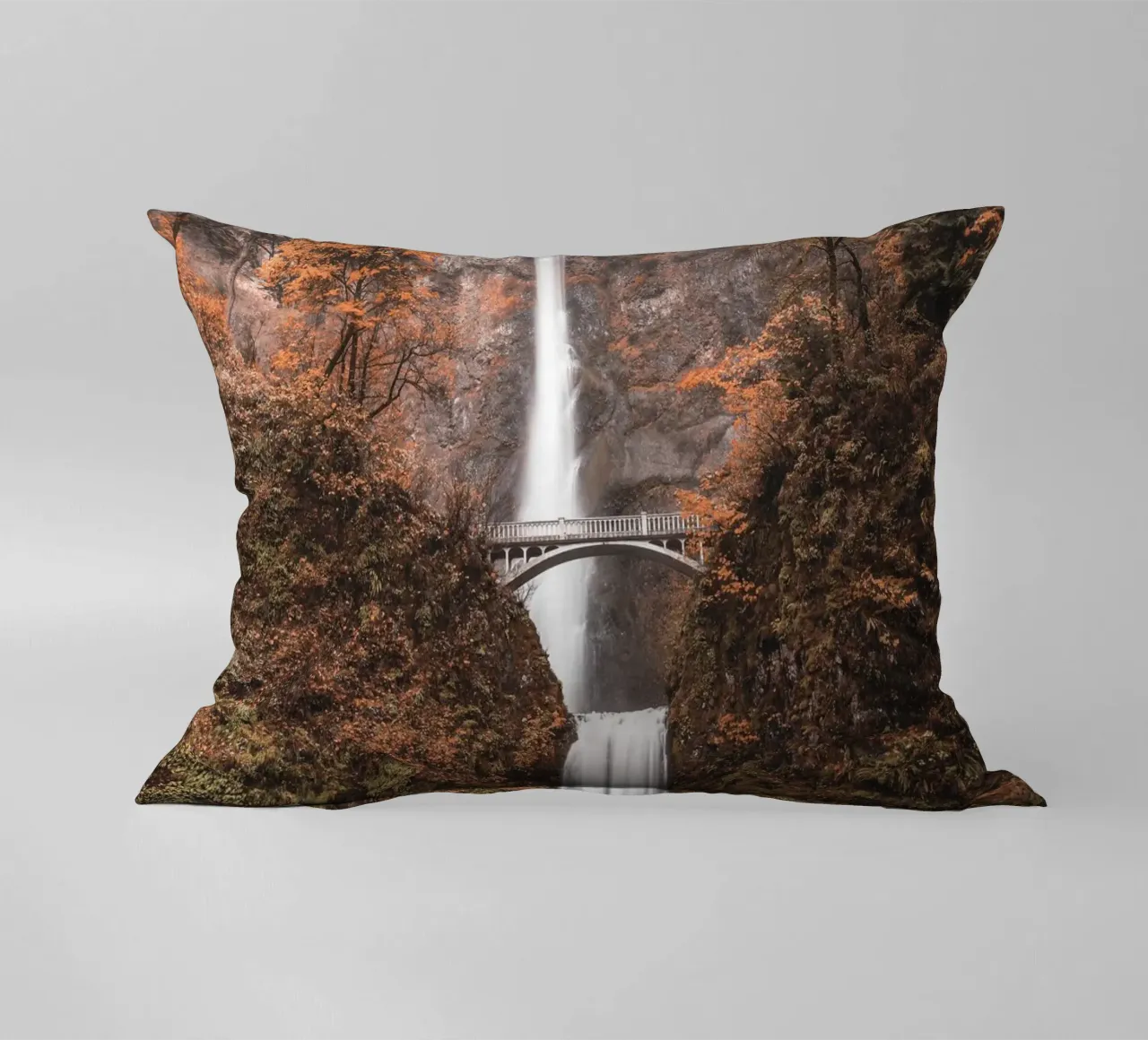 Cascata autunnale con ponte in stile vintage cuscino da Whole©