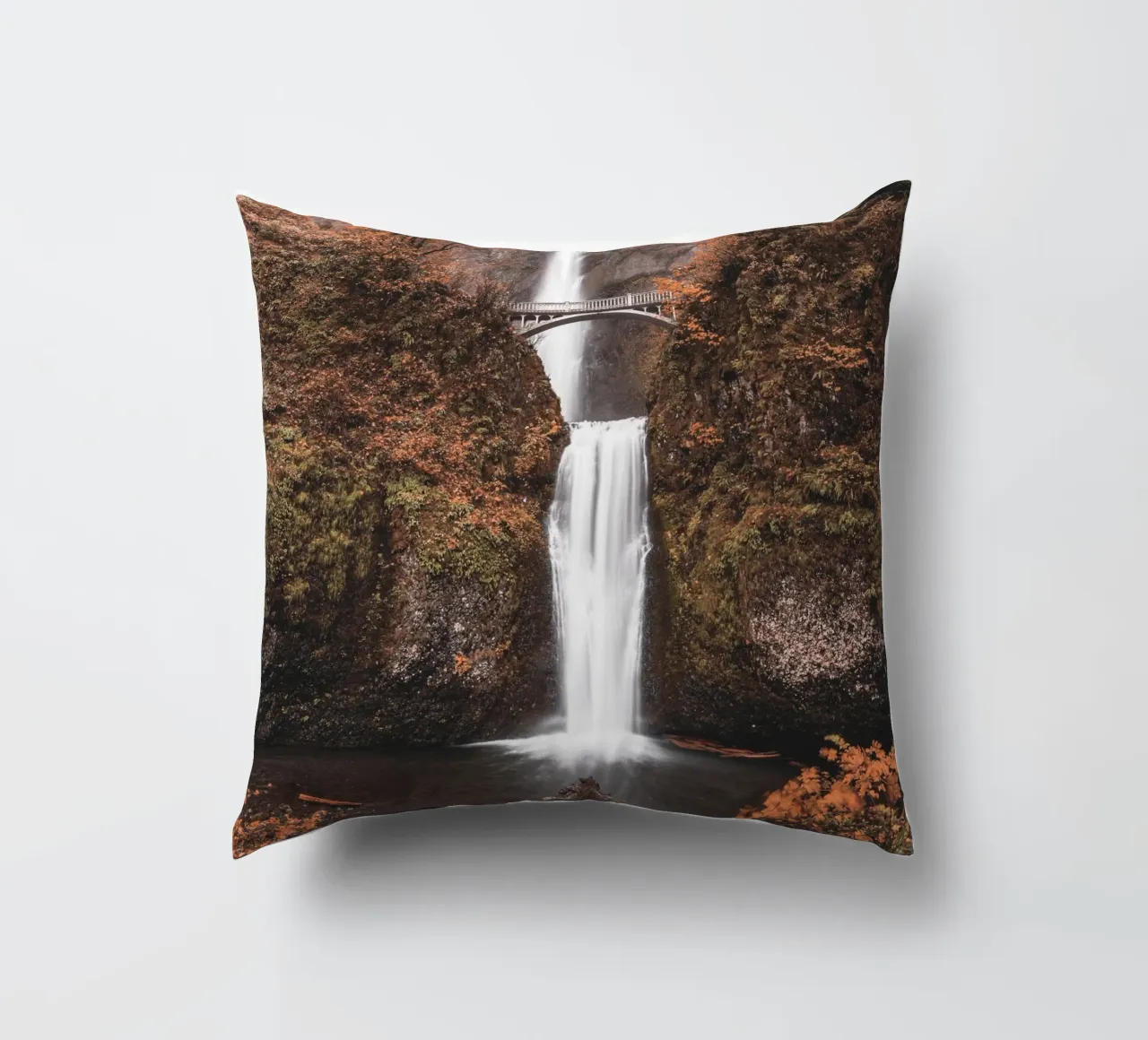 Cascata autunnale con ponte in stile vintage cuscino da Whole©