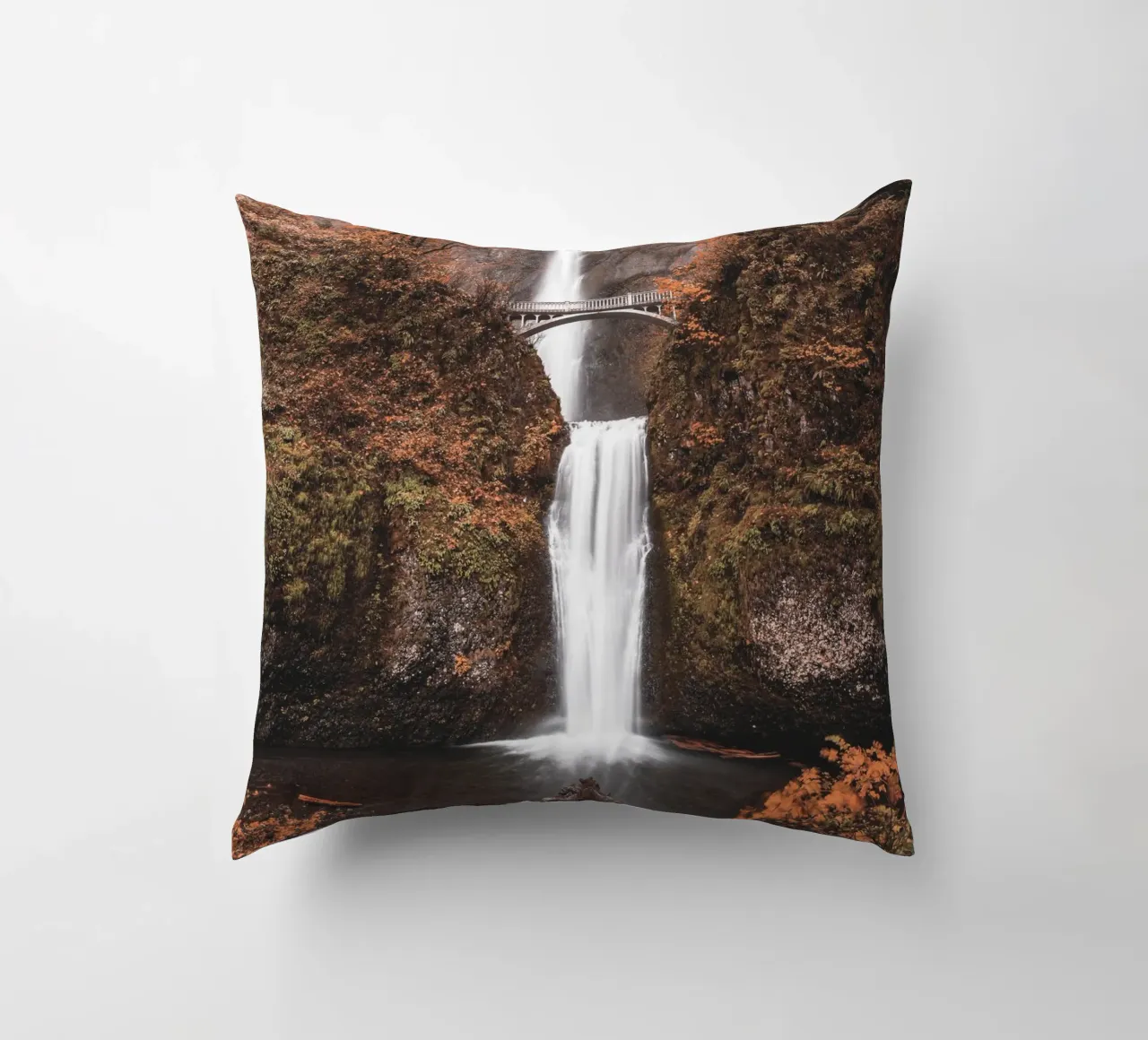 Cascata autunnale con ponte in stile vintage cuscino da Whole©