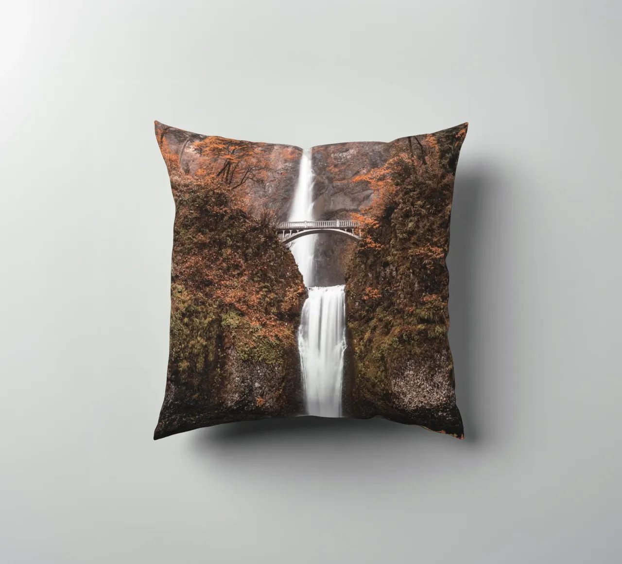 Cascata autunnale con ponte in stile vintage cuscino da Whole©