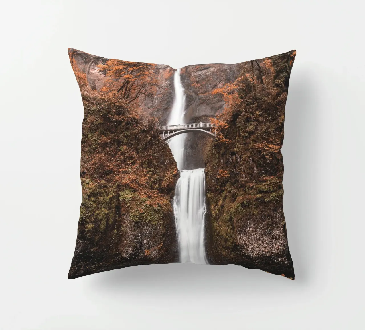 Cascata autunnale con ponte in stile vintage cuscino da Whole©