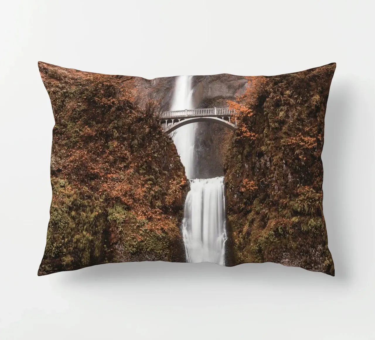 Cascata autunnale con ponte in stile vintage cuscino da Whole©