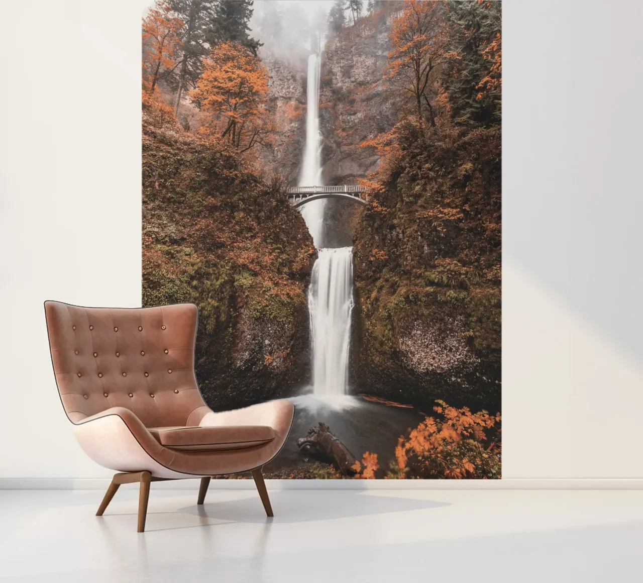 Chute d'eau automnale avec pont de style vintage papier peint photo de Whole©