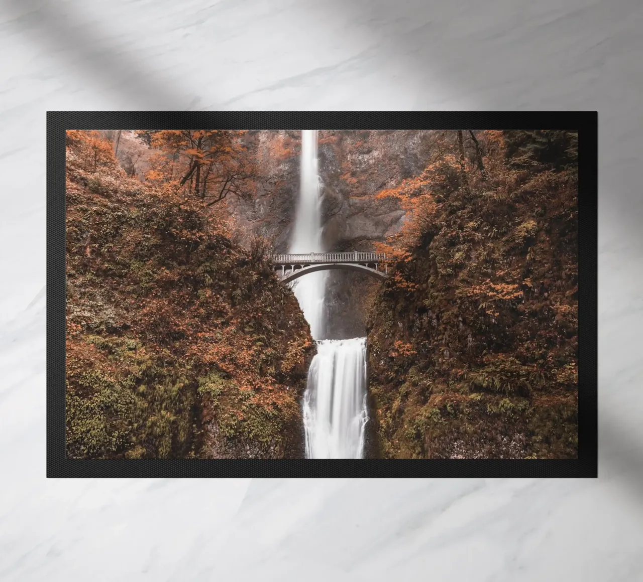 Cascata autunnale con ponte in stile vintage zerbino da Whole©