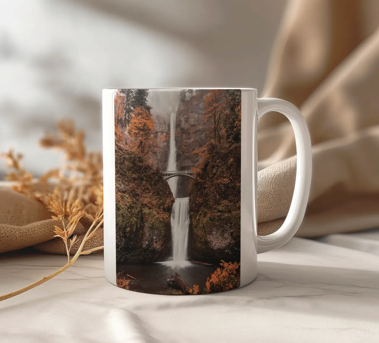 Cascata autunnale con ponte in stile vintage tazza in ceramica da Whole©