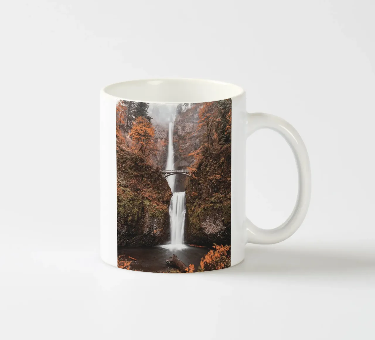Cascata autunnale con ponte in stile vintage tazza in ceramica da Whole©