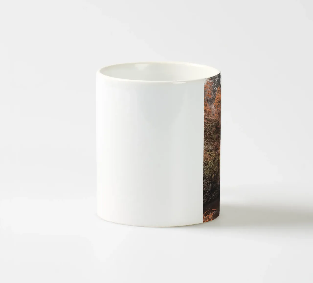 Cascata autunnale con ponte in stile vintage tazza in ceramica da Whole©