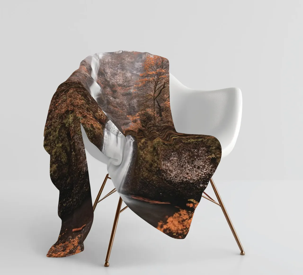 Cascata autunnale con ponte in stile vintage coperta in pile da Whole©