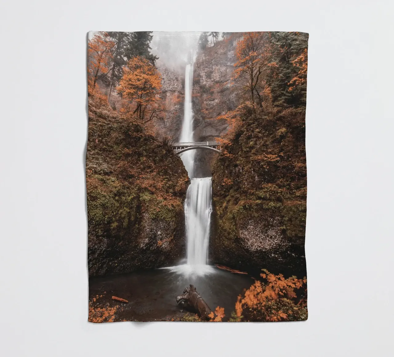 Cascata autunnale con ponte in stile vintage coperta in pile da Whole©