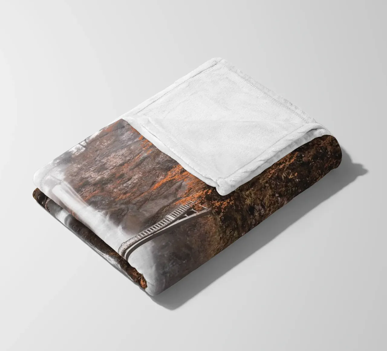 Cascata autunnale con ponte in stile vintage coperta in pile da Whole©