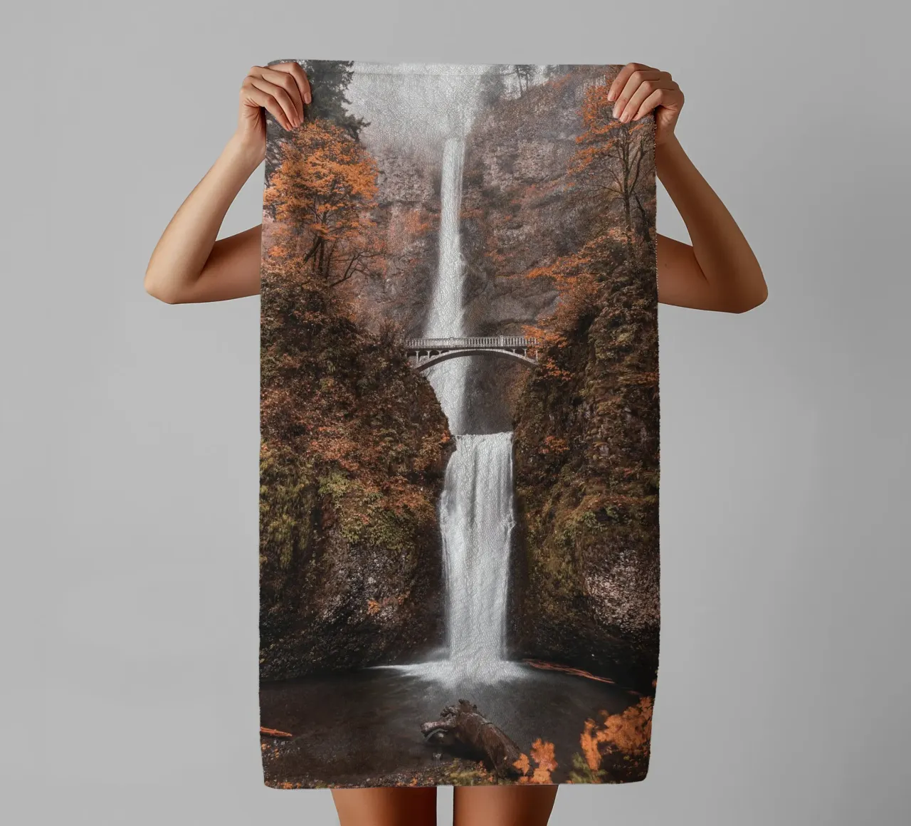 Chute d'eau automnale avec pont de style vintage serviette de bain de Whole©