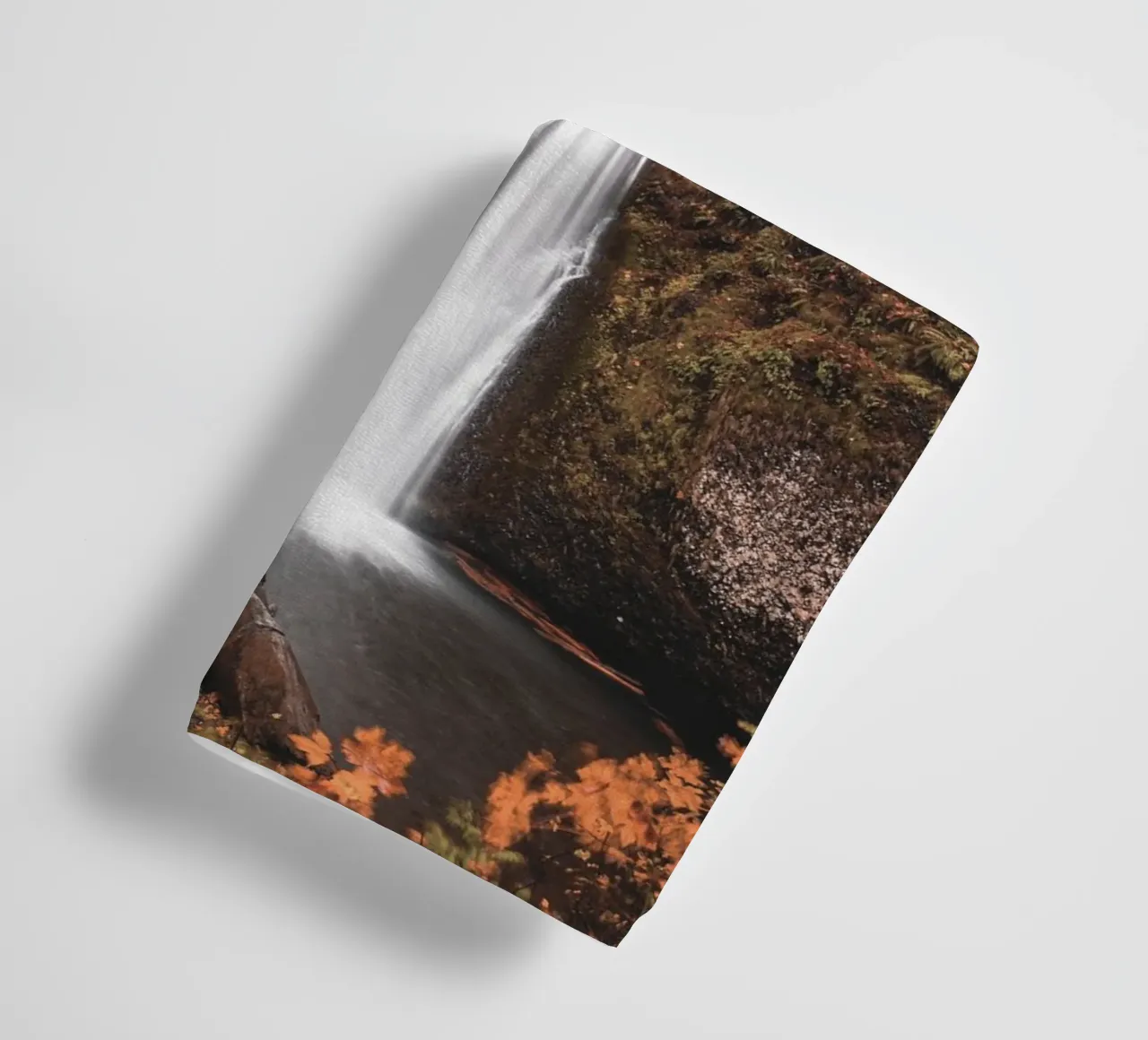 Chute d'eau automnale avec pont de style vintage serviette de bain de Whole©