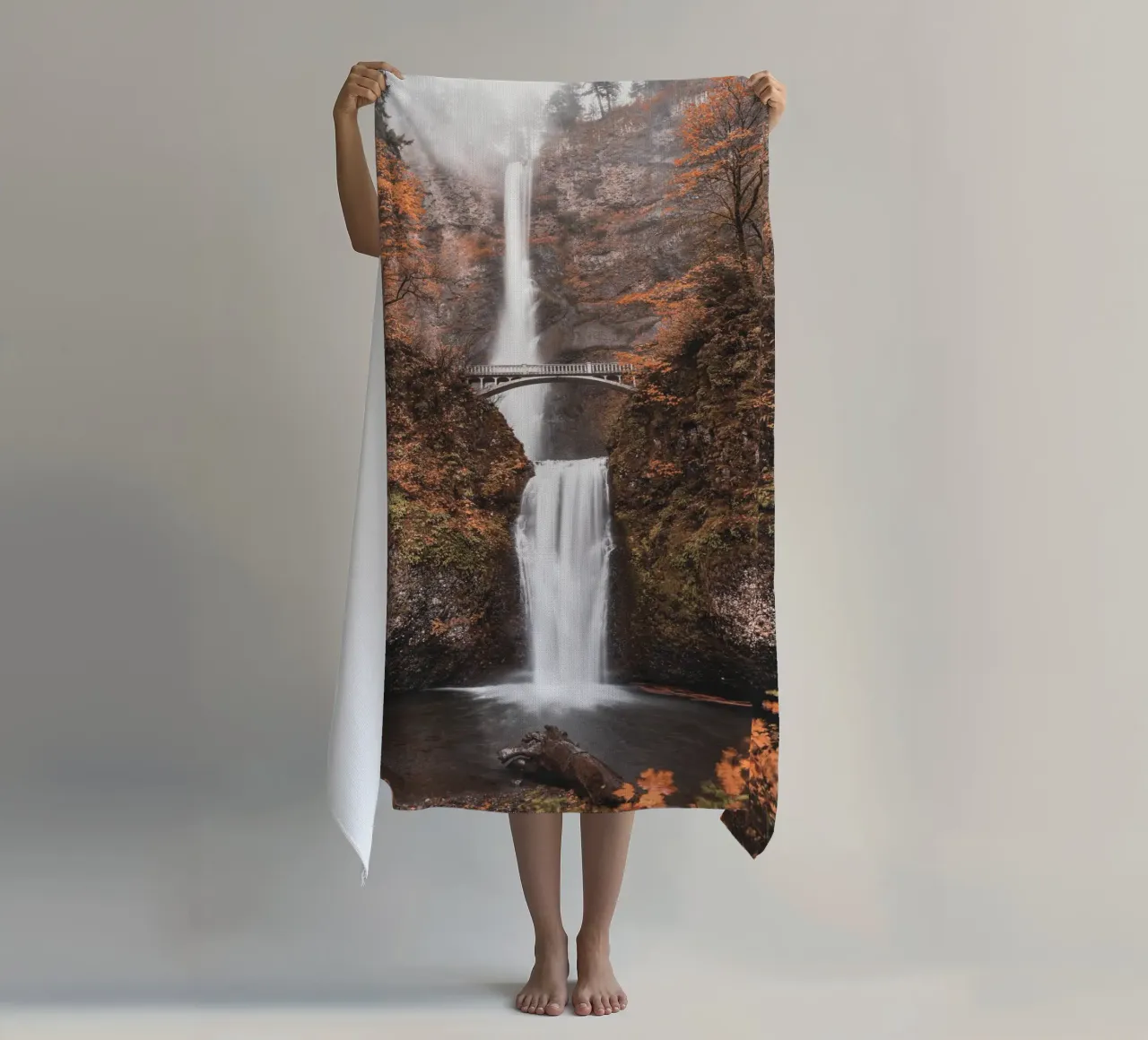 Cascata autunnale con ponte in stile vintage telo mare da Whole©