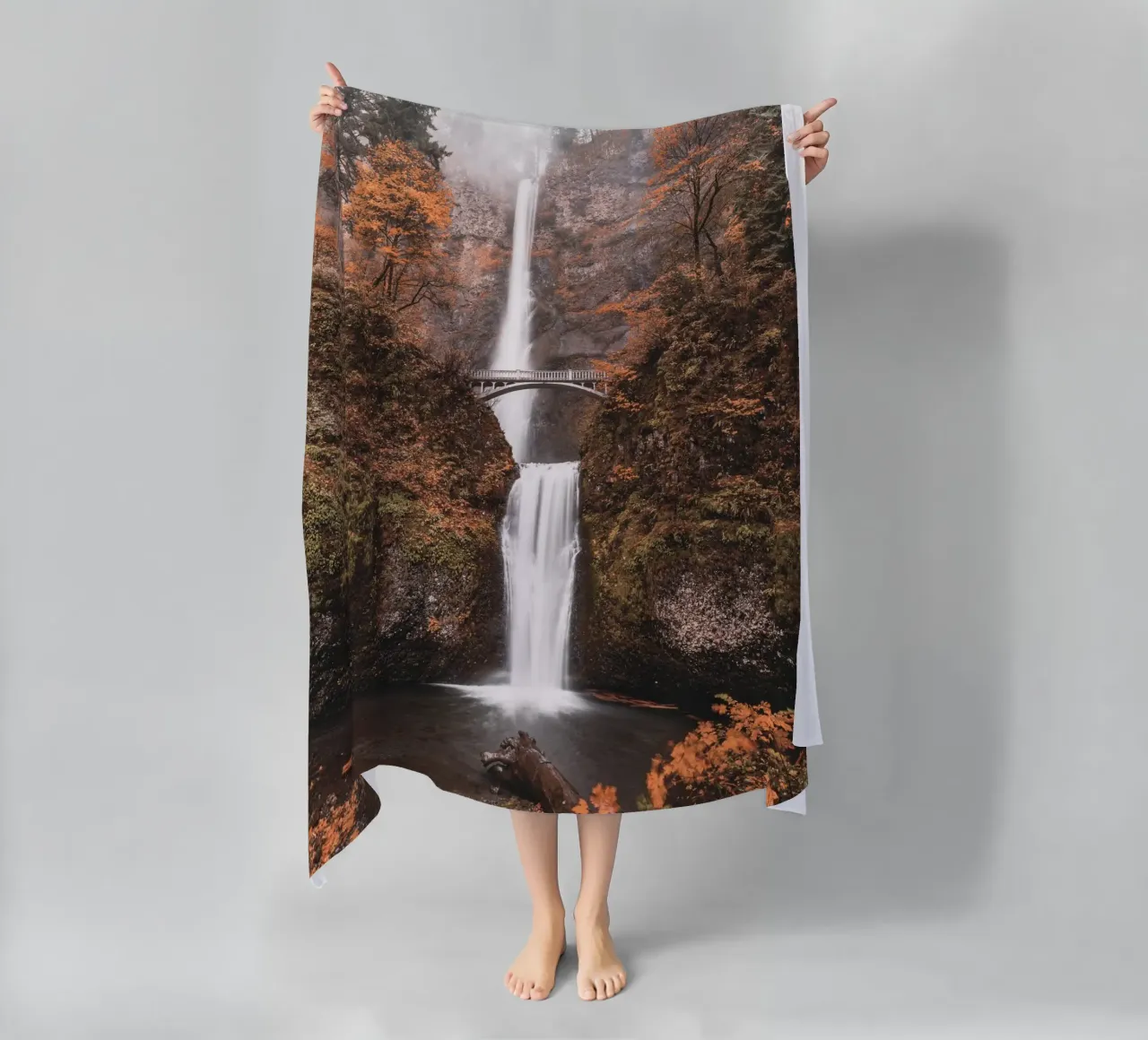 Cascata autunnale con ponte in stile vintage telo mare da Whole©