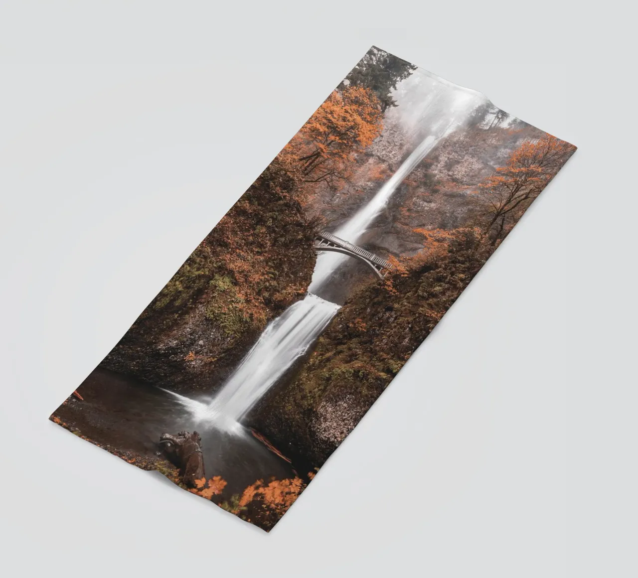 Cascata autunnale con ponte in stile vintage telo mare da Whole©