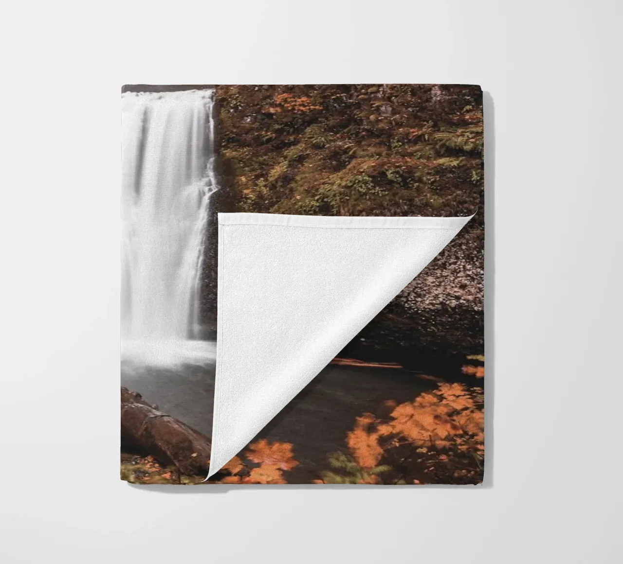 Cascata autunnale con ponte in stile vintage telo mare da Whole©