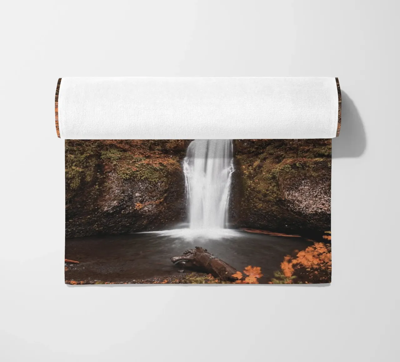 Cascata autunnale con ponte in stile vintage telo mare da Whole©