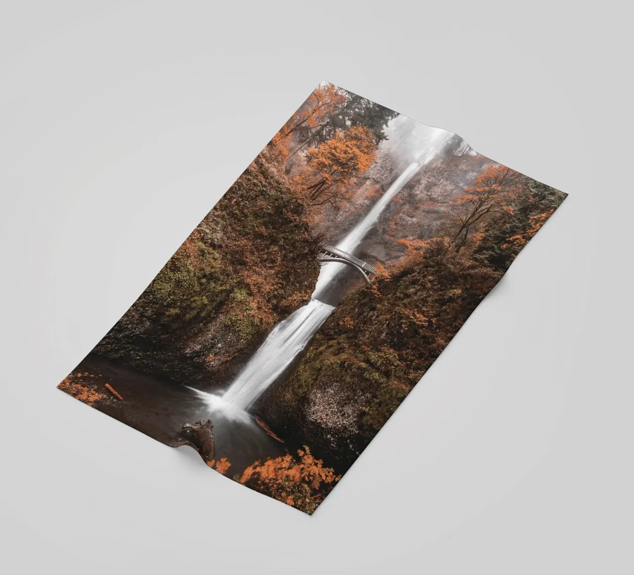 Cascata autunnale con ponte in stile vintage telo mare da Whole©