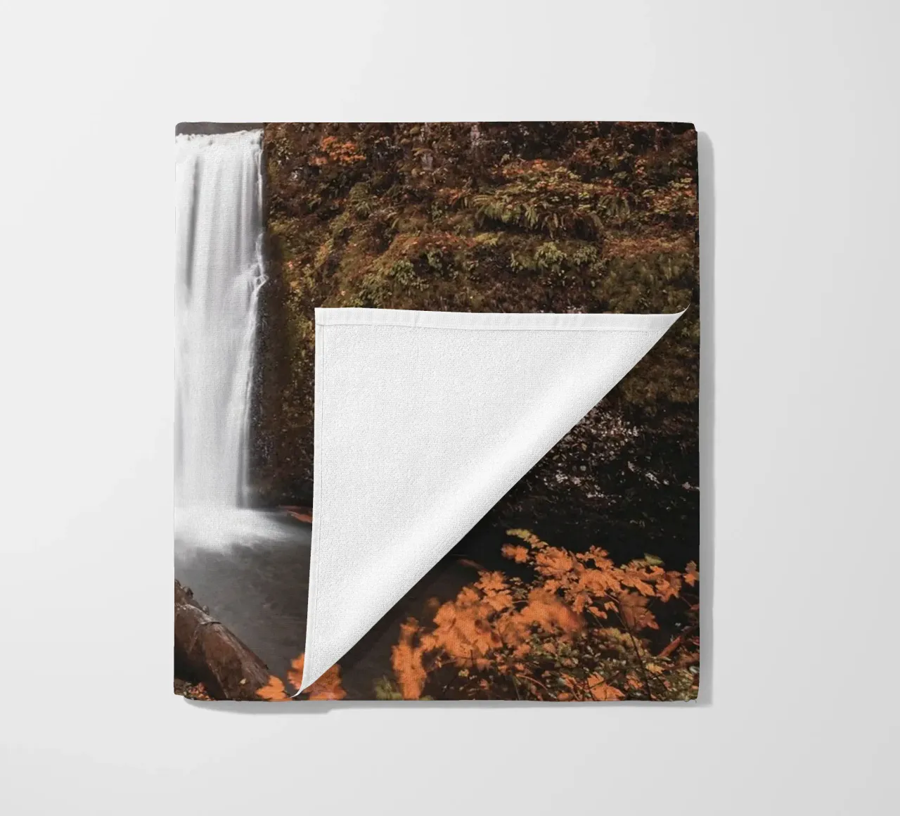 Cascata autunnale con ponte in stile vintage telo mare da Whole©