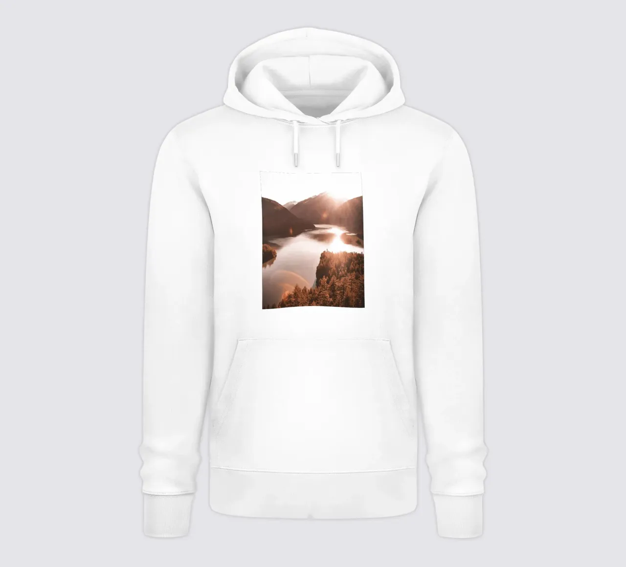 Alba su un lago di montagna con un look vintage felpa con cappuccio da Whole©
