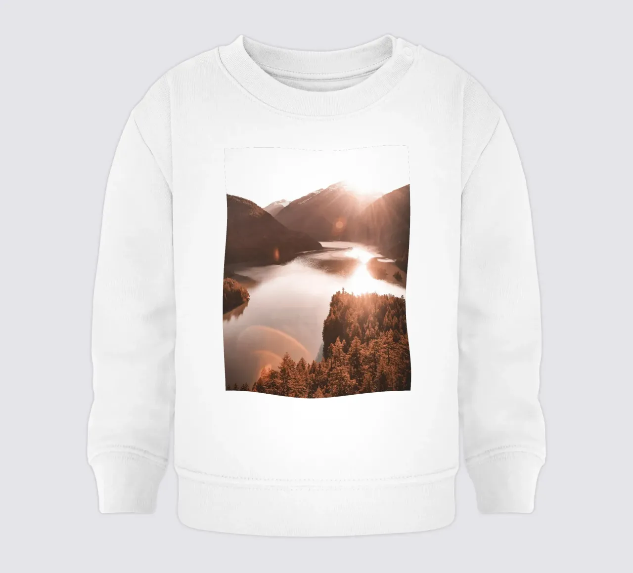 Alba su un lago di montagna con un look vintage felpa neonato da Whole©