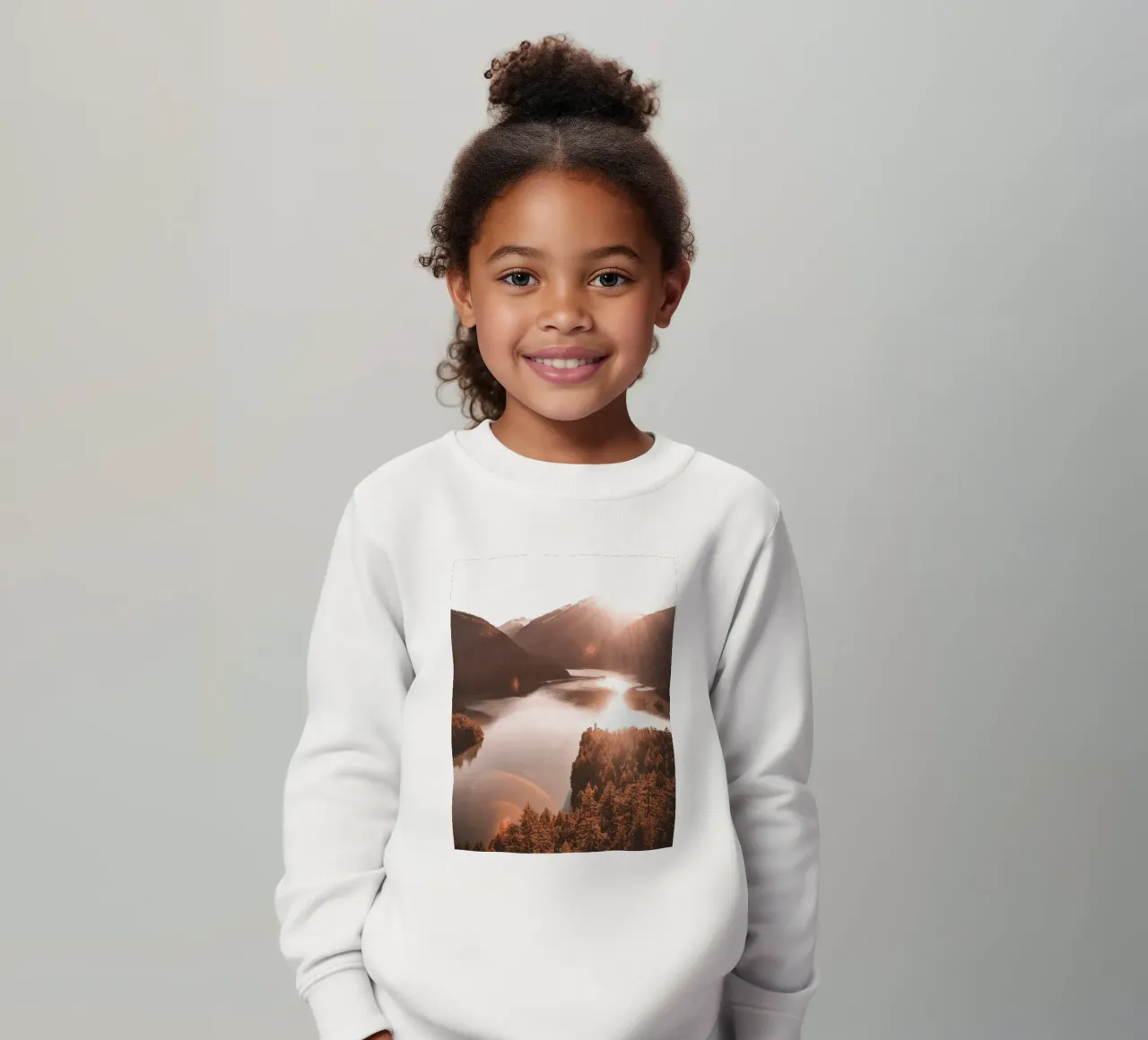 Alba su un lago di montagna con un look vintage felpa bambino da Whole©