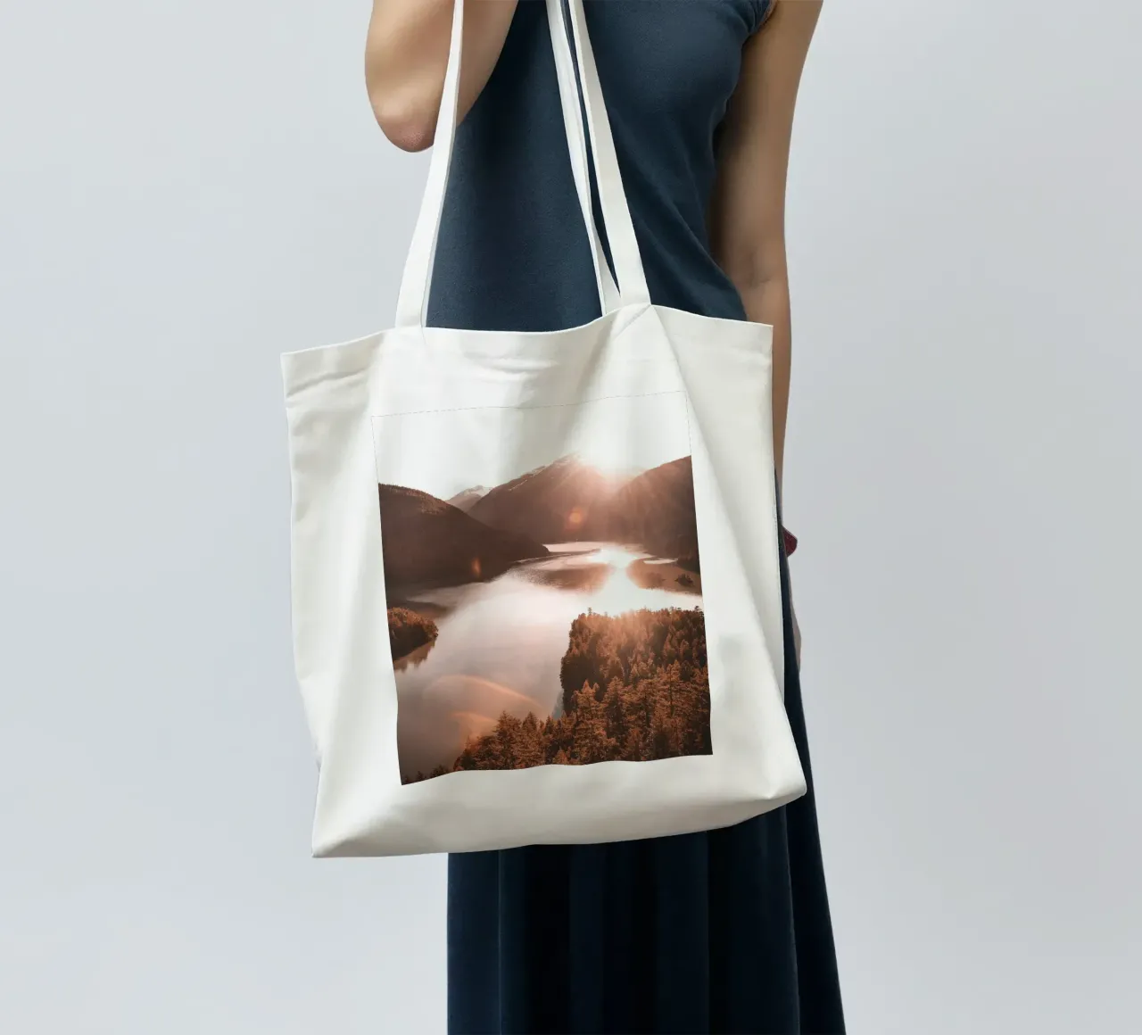 Alba su un lago di montagna con un look vintage borsa in juta da Whole©
