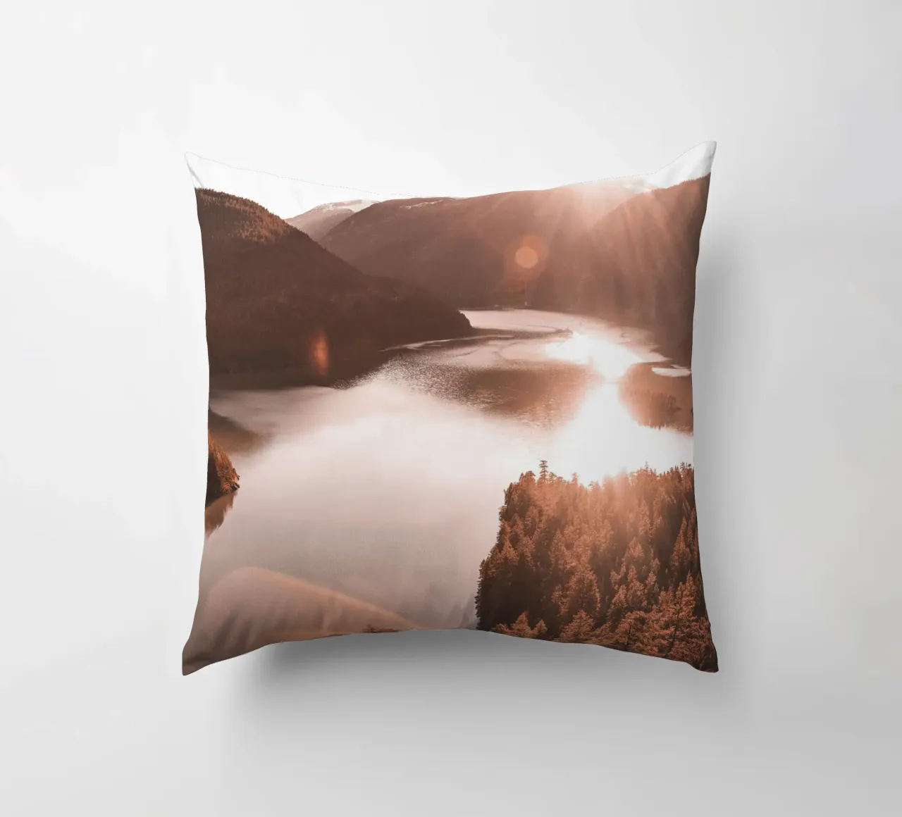 Alba su un lago di montagna con un look vintage cuscino da Whole©