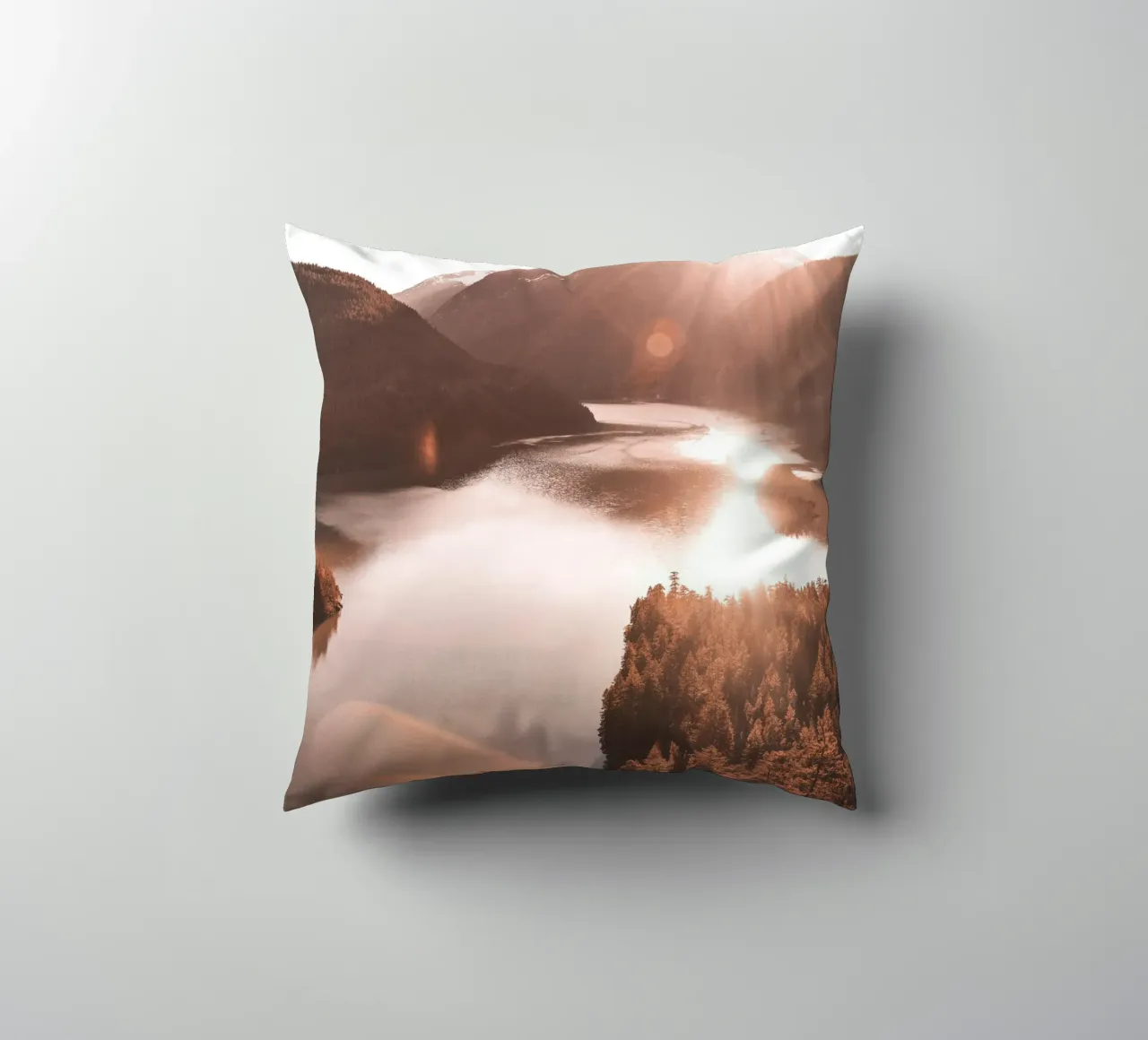 Alba su un lago di montagna con un look vintage cuscino da Whole©