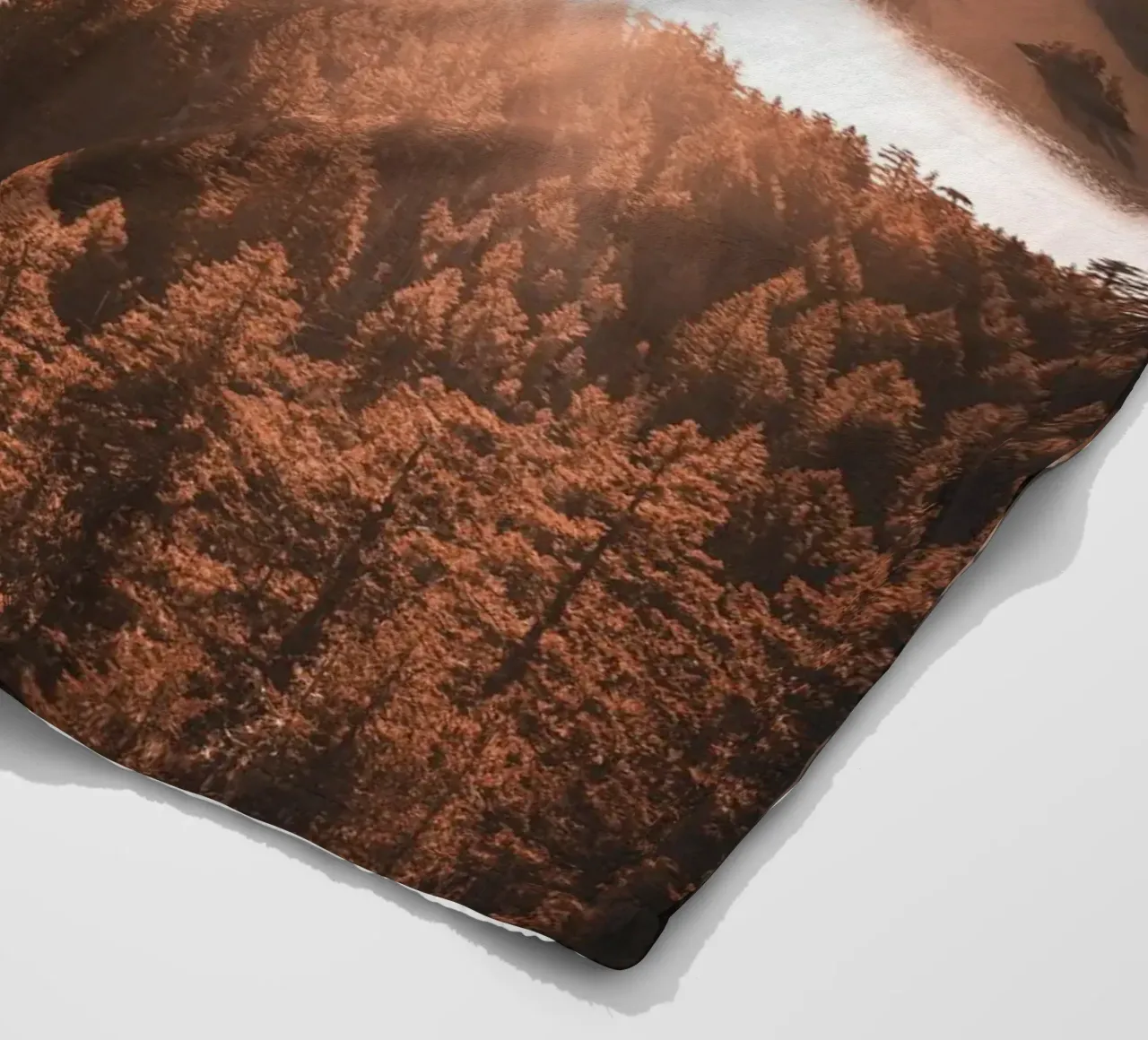 Alba su un lago di montagna con un look vintage coperta in pile da Whole©