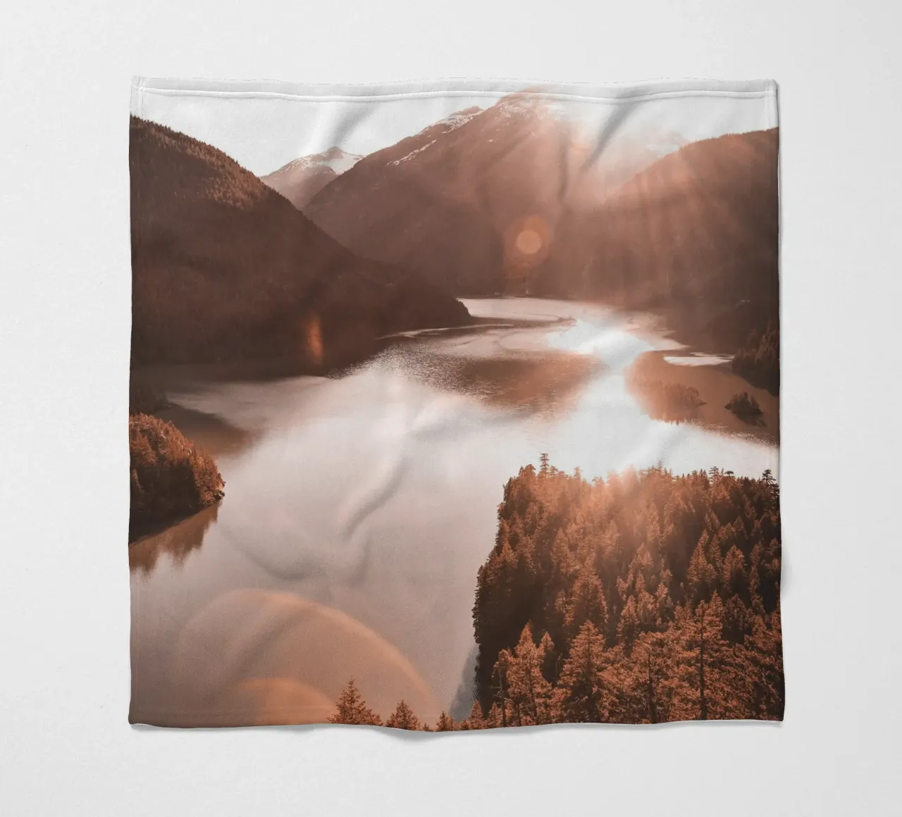 Alba su un lago di montagna con un look vintage coperta in pile da Whole©