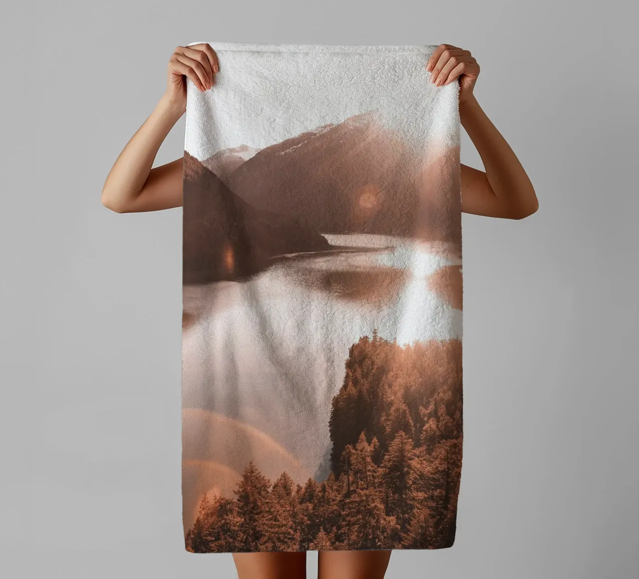Alba su un lago di montagna con un look vintage asciugamano da bagno da Whole©