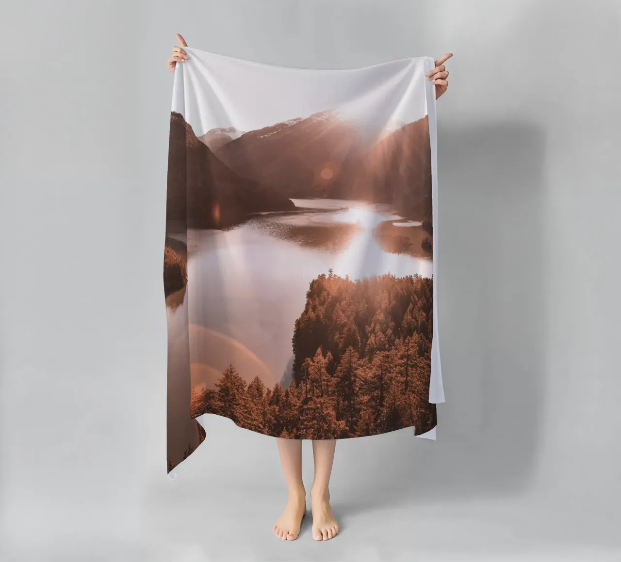 Alba su un lago di montagna con un look vintage telo mare da Whole©