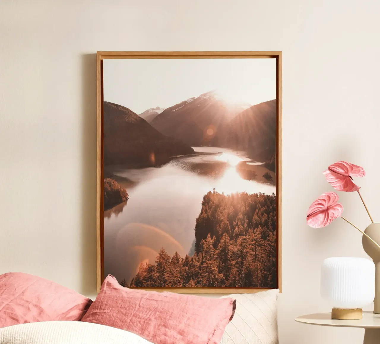 Alba su un lago di montagna con un look vintage tela con Cornice a cassetta da Whole©