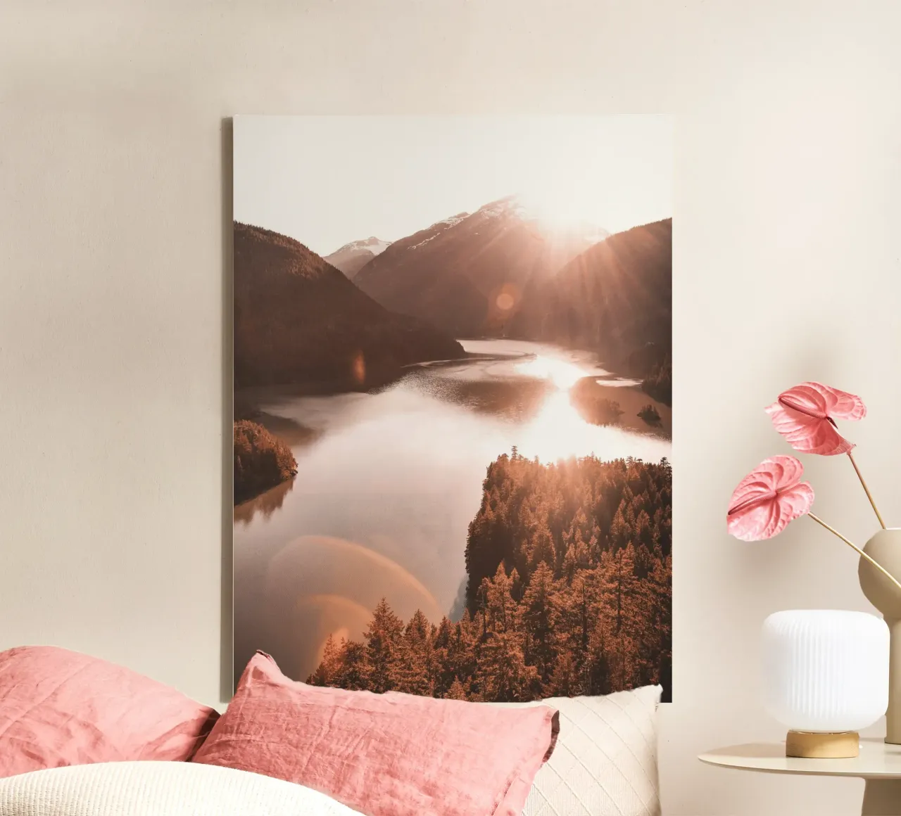 Alba su un lago di montagna con un look vintage tela con Cornice a cassetta da Whole©