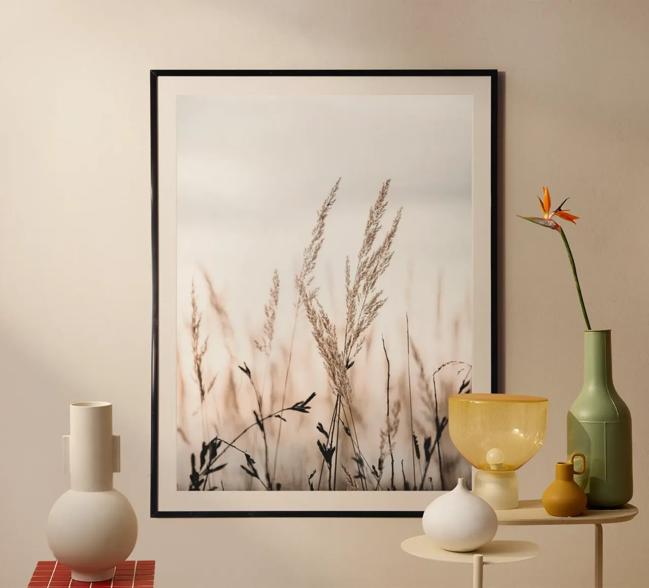 Erbe delicate nella luce del mattino - Design naturale poster con telaio in alluminio da Whole©