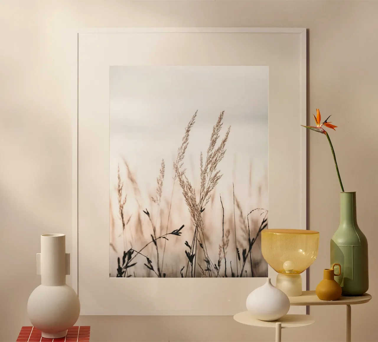 Erbe delicate nella luce del mattino - Design naturale poster con telaio in alluminio da Whole©