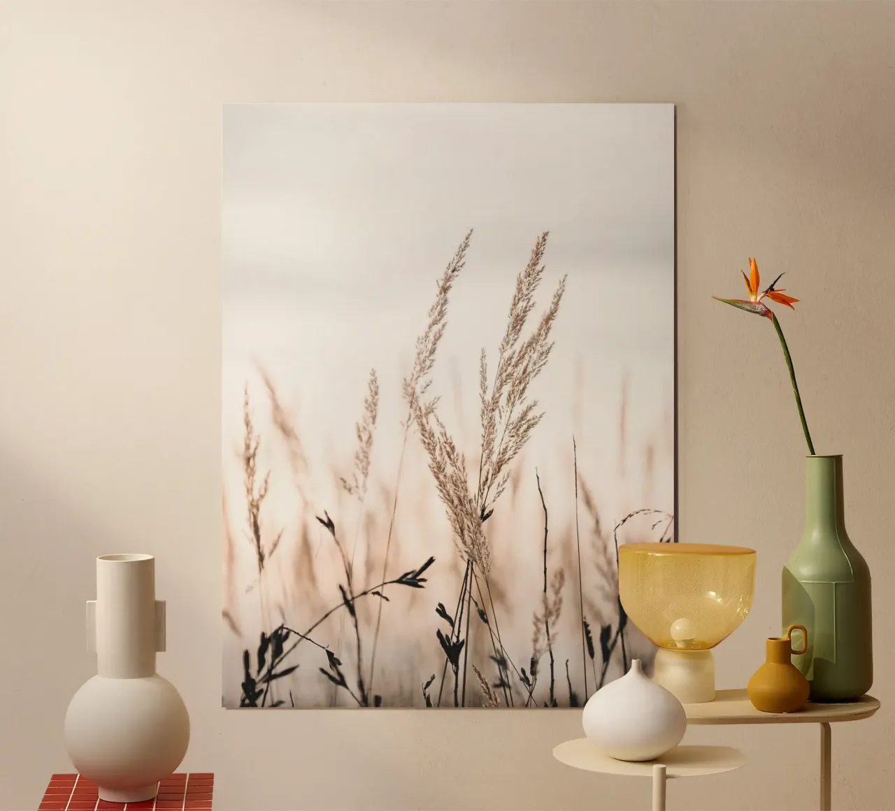 Erbe delicate nella luce del mattino - Design naturale poster con telaio in alluminio da Whole©