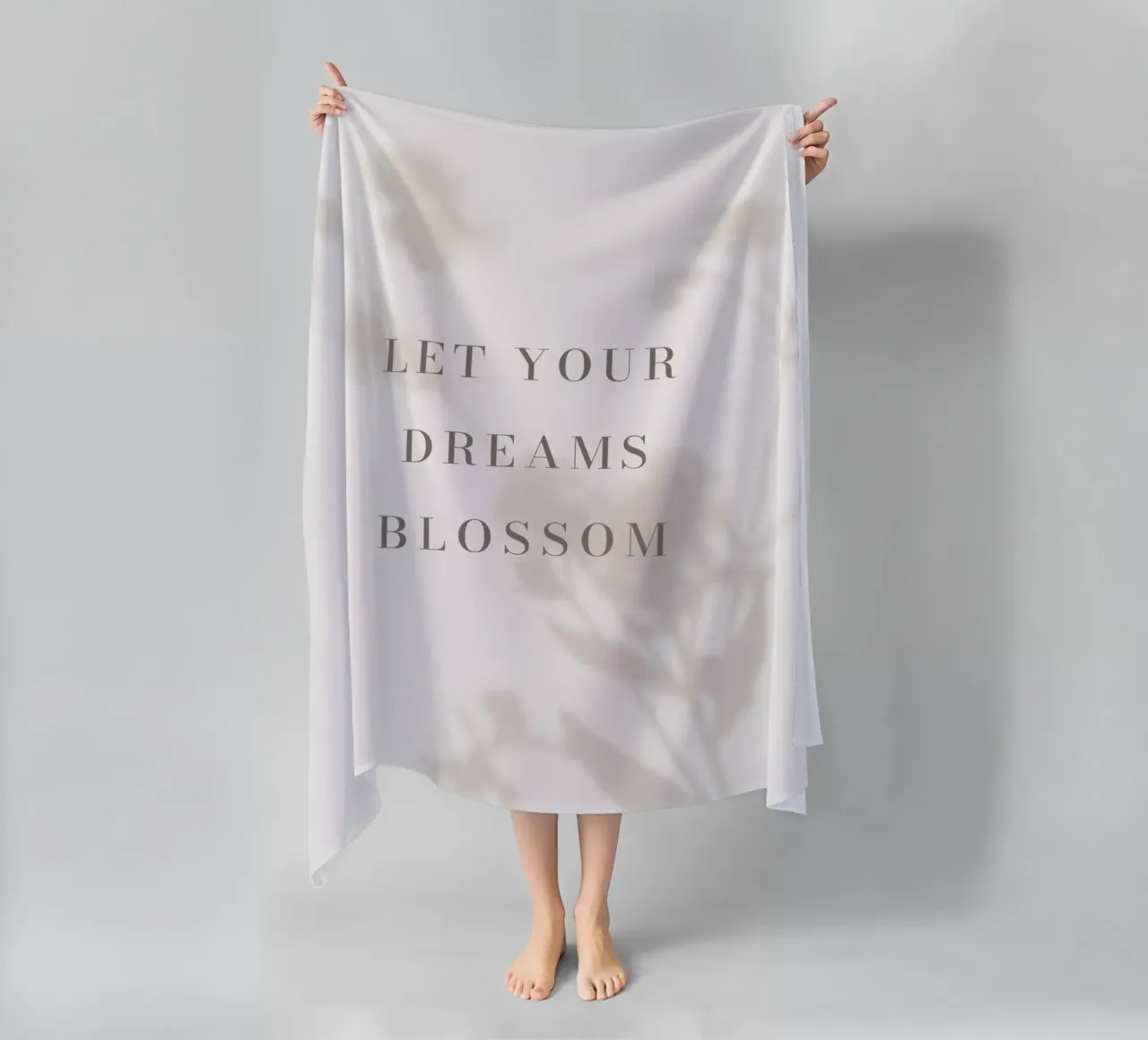 Motiverende quote bloemen schaduwen strandhanddoek van Whole©