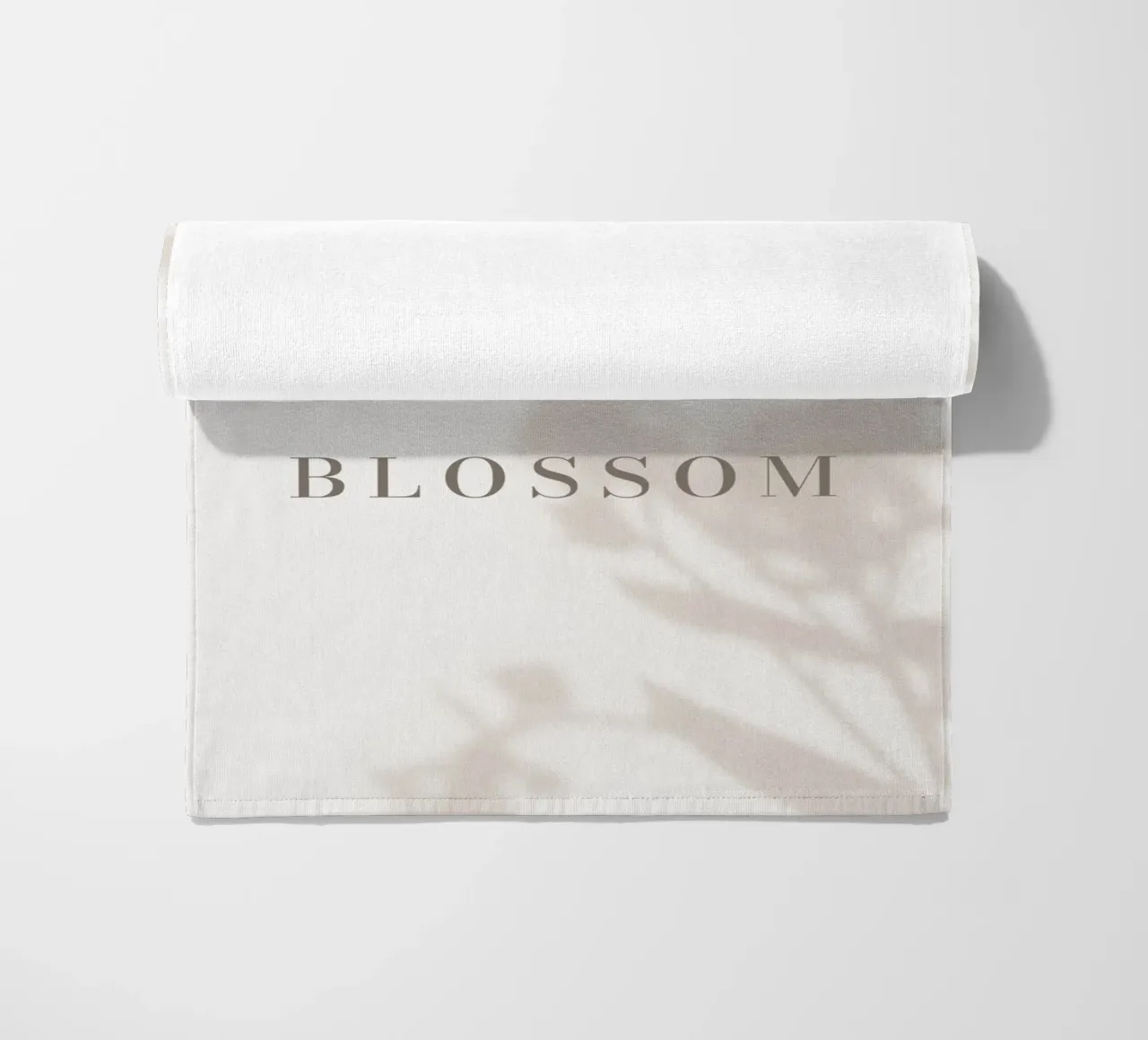 Motiverende quote bloemen schaduwen strandhanddoek van Whole©