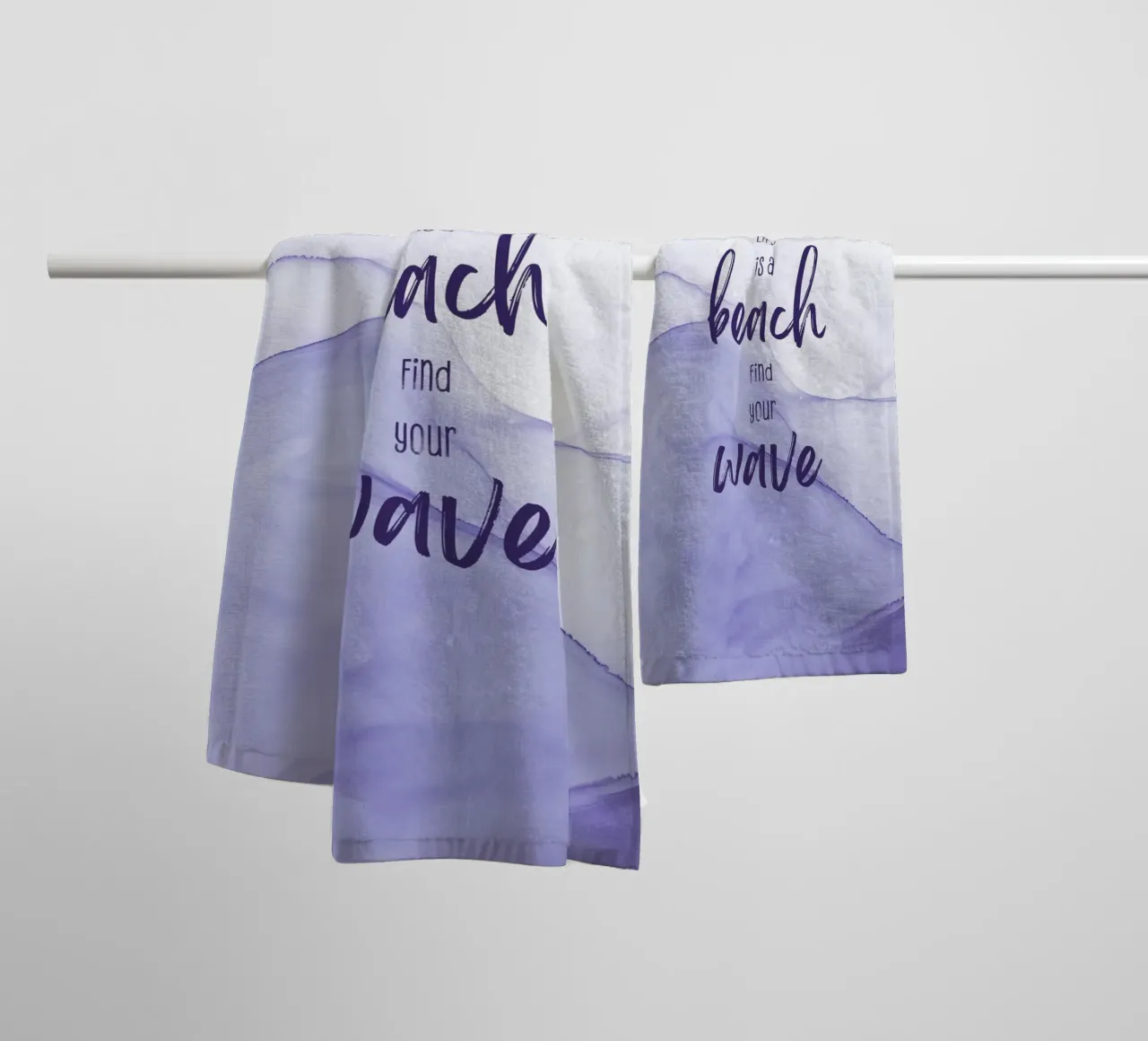 Life is a beach. Find your wave. | floating colors asciugamano da bagno da Melanie Viola